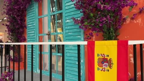 ديكورات تحاكي العمارة الاسبانية فى فعالية الحي الإسباني في مركز الملك عبدالعزيز الثقافي العالمي "إثراء" بمدينة الظهران في المنطقة الشرقية، المملكة العربية السعودية، يوم 13  من يناير 2026،  أجواء احتفالية نابضة بالحياة، مطاعم ومقاهي للمأكولات الإسبانية، تجربة ثقافية وترفيهية متكاملة مستوحاة من الطابع الإسباني، رقصات فلامنكو وفعاليات تفاعلية