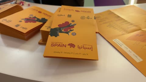 كتيب ارشادي فى فعالية الحي الإسباني في مركز الملك عبدالعزيز الثقافي العالمي "إثراء" بمدينة الظهران في المنطقة الشرقية، المملكة العربية السعودية، يوم 13  من يناير 2026، استخدام اجهزة وتقنية حديثة،  أنشطة ترفيهية للعائلات والأطفال ،أجواء احتفالية نابضة بالحياة، مطاعم ومقاهي للمأكولات الإسبانية ،  رقصات فلامنكو وفعاليات تفاعلية