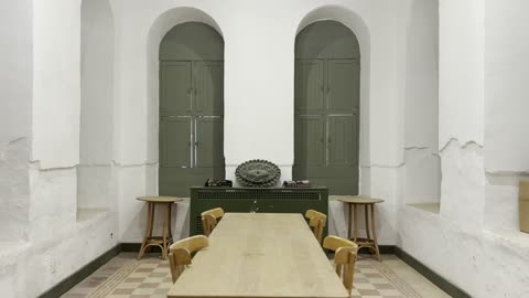 غرفة طعام في احدى المتاحف القديمة، تصميم داخلي مميز ، تصوير في متحف في جدة التاريخية في المملكة العربية السعودية،  معلومات في إطار تعليمي أو بحثي، المستندات الشخصية والرسمية، مقتنيات تذكارية وعناصر ذات قيمة ثقافية.