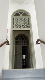 مدخل مقوس في الاعلى تصميم شبكي مزخرف، متحف في جدة التاريخية في المملكة العربية السعودية،  معلومات في إطار تعليمي أو بحثي، المستندات الشخصية والرسمية، مقتنيات تذكارية وعناصر ذات قيمة ثقافية.