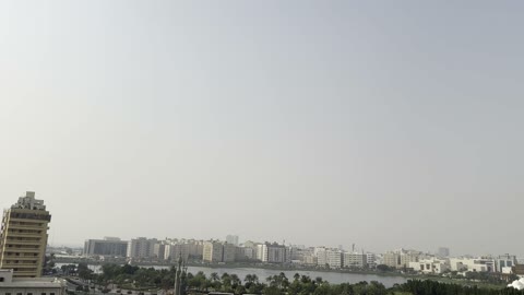 التباين بين القديم والحديث في المنطقة، المدينة التاريخية في جدة بتصميم معماري عربي و إسلامي قديم ، أماكن سياحية تاريخية في المملكة العربية السعودية ، معالم تاريخية في جدة البلد ، مدينة جدة التاريخية ، المباني الأثرية في البلد التاريخي في مدينة جدة