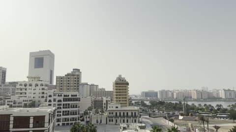 مباني متراصة ذات ألوان ترابية باهتة ، معالم تاريخية في جدة البلد ، المدينة التاريخية في جدة بتصميم معماري عربي و إسلامي قديم ، أماكن سياحية تاريخية في المملكة العربية السعودية ، المباني الأثرية في البلد التاريخي