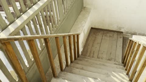 سلم تنقل بين الطوابق في بيت تاريخي ، معالم تاريخية في جدة البلد ، المدينة التاريخية في جدة بتصميم معماري عربي و إسلامي قديم ، أماكن سياحية تاريخية في المملكة العربية السعودية ، المباني الأثرية في البلد التاريخي