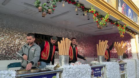 بائع الآيس كريم التركي التقليدي، المدينة العالمية في المنطقة الشرقية مرحلتها الأولى في 29 ديسمبر 2025 في المملكة العربية السعودية،  16 دولة تعرض ثقافاتها ومنتجاتها ضمن الفعالية، مسرح للفعاليات الكبرى، رافداً للتنمية الاقتصادية والفرص الوظيفية