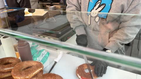 سندويشات السميت التركية، المدينة العالمية في المنطقة الشرقية مرحلتها الأولى في 29 ديسمبر 2025 في المملكة العربية السعودية،  16 دولة تعرض ثقافاتها ومنتجاتها ضمن الفعالية، مسرح للفعاليات الكبرى، رافداً للتنمية الاقتصادية والفرص الوظيفية