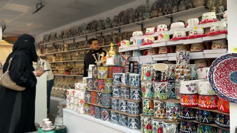 مكان يعرض أواني وأكواب صناعة يدوية، المدينة العالمية في المنطقة الشرقية مرحلتها الأولى في 29 ديسمبر 2025 في المملكة العربية السعودية، 16 دولة تعرض ثقافاتها ومنتجاتها ضمن الفعالية، مسرح للفعاليات الكبرى، رافداً للتنمية الاقتصادية والفرص الوظيفية