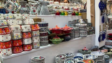 مكان يعرض أواني وأكواب صناعة يدوية، المدينة العالمية في المنطقة الشرقية مرحلتها الأولى في 29 ديسمبر 2025 في المملكة العربية السعودية،  16 دولة تعرض ثقافاتها ومنتجاتها ضمن الفعالية، مسرح للفعاليات الكبرى، رافداً للتنمية الاقتصادية والفرص الوظيفية