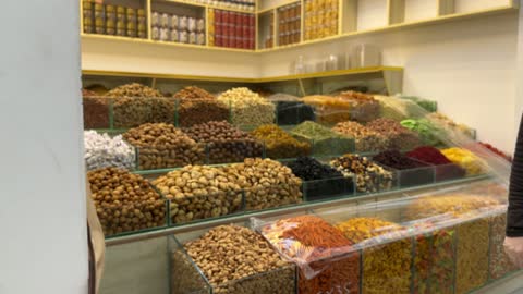 كشك بيع الموالح والمكسرات، المدينة العالمية في المنطقة الشرقية مرحلتها الأولى في 29 ديسمبر 2025 في المملكة العربية السعودية،  16 دولة تعرض ثقافاتها ومنتجاتها ضمن الفعالية، مسرح للفعاليات الكبرى، رافداً للتنمية الاقتصادية والفرص الوظيفية