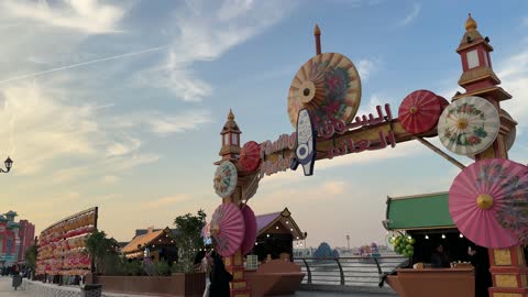 وجهة عائلية متعددة الثقافات، المدينة العالمية في المنطقة الشرقية مرحلتها الأولى في 29 ديسمبر 2025 في المملكة العربية السعودية،  16 دولة تعرض ثقافاتها ومنتجاتها ضمن الفعالية، مسرح للفعاليات الكبرى، رافداً للتنمية الاقتصادية والفرص الوظيفية