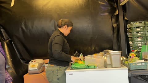 العصائر والمانجو في  المدينة العالمية في المنطقة الشرقية مرحلتها الأولى في 29 ديسمبر 2025 في المملكة العربية السعودية،  16 دولة تعرض ثقافاتها ومنتجاتها ضمن الفعالية، مسرح للفعاليات الكبرى، رافداً للتنمية الاقتصادية والفرص الوظيفية