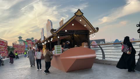 مطعم سوشي في  المدينة العالمية في المنطقة الشرقية مرحلتها الأولى في 29 ديسمبر 2025 في المملكة العربية السعودية،  16 دولة تعرض ثقافاتها ومنتجاتها ضمن الفعالية، مسرح للفعاليات الكبرى، رافداً للتنمية الاقتصادية والفرص الوظيفية