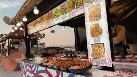 مطعم وجبات سريعة، المدينة العالمية في المنطقة الشرقية مرحلتها الأولى في 29 ديسمبر 2025 في المملكة العربية السعودية،  16 دولة تعرض ثقافاتها ومنتجاتها ضمن الفعالية، مسرح للفعاليات الكبرى، رافداً للتنمية الاقتصادية والفرص الوظيفية