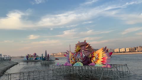 مجسم طائر ضخم وملون يطفو على الماء، المدينة العالمية في المنطقة الشرقية مرحلتها الأولى في 29 ديسمبر 2025 في المملكة العربية السعودية،  16 دولة تعرض ثقافاتها ومنتجاتها ضمن الفعالية، مسرح للفعاليات الكبرى، رافداً للتنمية الاقتصادية والفرص الوظيفية