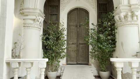 مدخل مقوس ومزين بباب خشبي قديم، الفنون المعمارية في المدينة التاريخية في جدة،  الحارات والتصاميم الشعبية، الأماكن السياحية في المملكة العربية السعودية، المباني الأثرية القديمة، مشاريع إعادة إحياء المنطقة