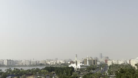 التباين بين القديم والحديث في المنطقة، المدينة التاريخية في جدة بتصميم معماري عربي و إسلامي قديم ، أماكن سياحية تاريخية في المملكة العربية السعودية ، معالم تاريخية في جدة البلد ، مدينة جدة التاريخية ، المباني الأثرية في البلد التاريخي في مدينة جدة