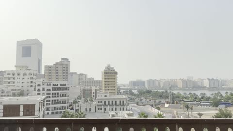 شرفة مع درابزين خشبي، المدينة التاريخية في جدة بتصميم معماري عربي و إسلامي قديم ، أماكن سياحية تاريخية في المملكة العربية السعودية ، معالم تاريخية في جدة البلد ، مدينة جدة التاريخية ، المباني الأثرية في البلد التاريخي في مدينة جدة