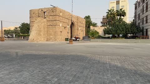 الأبواب والشبابيك الخشبية الضخمة المنقوشة ، معالم تاريخية في جدة البلد ، المدينة التاريخية في جدة بتصميم معماري عربي و إسلامي قديم ، أماكن سياحية تاريخية في المملكة العربية السعودية ، المباني الأثرية في البلد التاريخي