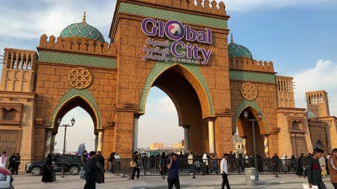 بوابة المدينة العالمية في الدمام، المدينة العالمية في المنطقة الشرقية مرحلتها الأولى في 29 ديسمبر 2025 في المملكة العربية السعودية،  16 دولة تعرض ثقافاتها ومنتجاتها ضمن الفعالية، مسرح للفعاليات الكبرى، رافداً للتنمية الاقتصادية والفرص الوظيفية