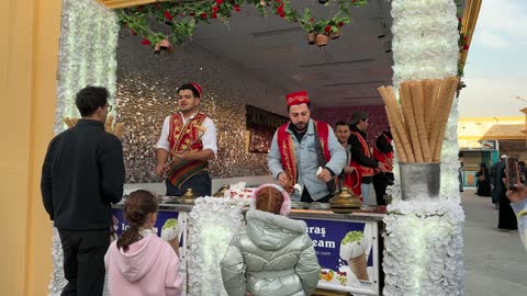 بائع الآيس كريم التركي التقليدي، المدينة العالمية في المنطقة الشرقية مرحلتها الأولى في 29 ديسمبر 2025 في المملكة العربية السعودية،  16 دولة تعرض ثقافاتها ومنتجاتها ضمن الفعالية، مسرح للفعاليات الكبرى، رافداً للتنمية الاقتصادية والفرص الوظيفية