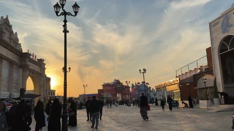 وجهة عائلية متعددة الثقافات، المدينة العالمية في المنطقة الشرقية مرحلتها الأولى في 29 ديسمبر 2025 في المملكة العربية السعودية،  16 دولة تعرض ثقافاتها ومنتجاتها ضمن الفعالية، مسرح للفعاليات الكبرى، رافداً للتنمية الاقتصادية والفرص الوظيفية