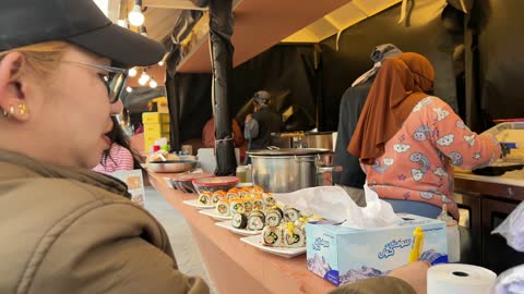 مطعم سوشي في  المدينة العالمية في المنطقة الشرقية مرحلتها الأولى في 29 ديسمبر 2025 في المملكة العربية السعودية،  16 دولة تعرض ثقافاتها ومنتجاتها ضمن الفعالية، مسرح للفعاليات الكبرى، رافداً للتنمية الاقتصادية والفرص الوظيفية