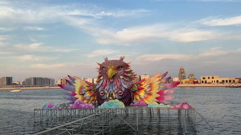 مجسم طائر ضخم وملون يطفو على الماء، المدينة العالمية في المنطقة الشرقية مرحلتها الأولى في 29 ديسمبر 2025 في المملكة العربية السعودية،  16 دولة تعرض ثقافاتها ومنتجاتها ضمن الفعالية، مسرح للفعاليات الكبرى، رافداً للتنمية الاقتصادية والفرص الوظيفية