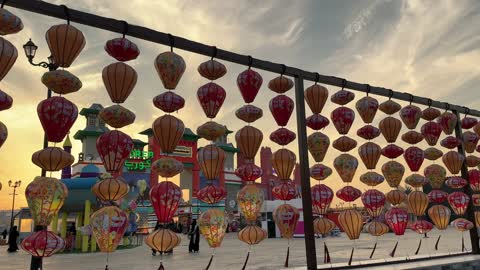 إحدى المناطق الترفيهية في المدينة العالمية في المنطقة الشرقية مرحلتها الأولى في 29 ديسمبر 2025 في المملكة العربية السعودية،  16 دولة تعرض ثقافاتها ومنتجاتها ضمن الفعالية، مسرح للفعاليات الكبرى، منطقة ألعاب متكاملة وساحة تزلج، رافداً للتنمية الاقتصادية والفرص الوظيفية