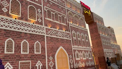 لافتة بوابة اليمن ، رافدا للتنمية الاقتصادية والفرص الوظيفية، المدينة العالمية في المنطقة الشرقية مرحلتها الأولى في 29 ديسمبر 2025 في المملكة العربية السعودية، مسرح للفعاليات الكبرى، 16 دولة تعرض ثقافاتها ومنتجاتها ضمن الفعالية