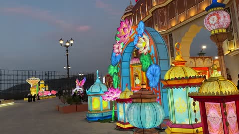 مجسمات ضوئية وفوانيس مزخرفة ، 16 دولة تعرض ثقافاتها ومنتجاتها ضمن الفعالية، المدينة العالمية في المنطقة الشرقية مرحلتها الأولى في 29 ديسمبر 2025 في المملكة العربية السعودية، مسرح للفعاليات الكبرى، رافداً للتنمية الاقتصادية والفرص الوظيفية