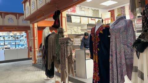 مكان بيع ملابس وأحذية تقليدية، 16 دولة تعرض ثقافاتها ومنتجاتها ضمن الفعالية، المدينة العالمية في المنطقة الشرقية مرحلتها الأولى في 29 ديسمبر 2025 في المملكة العربية السعودية، مسرح للفعاليات الكبرى، رافداً للتنمية الاقتصادية والفرص الوظيفية