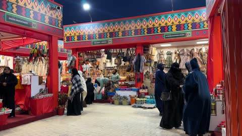 كشك ذات تصميمات أفريقية تقليدية، 16 دولة تعرض ثقافاتها ومنتجاتها ضمن الفعالية، المدينة العالمية في المنطقة الشرقية مرحلتها الأولى في 29 ديسمبر 2025 في المملكة العربية السعودية، مسرح للفعاليات الكبرى، رافداً للتنمية الاقتصادية والفرص الوظيفية