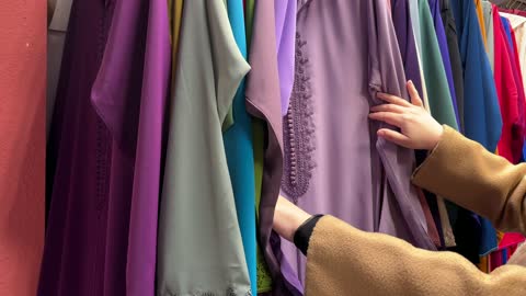 ملابس تقليدية في مكان عرض، وجهة سياحية وترفيهية عالمية، المدينة العالمية في المنطقة الشرقية مرحلتها الأولى في 29 ديسمبر 2025 في المملكة العربية السعودية، مسرح للفعاليات الكبرى، 16 دولة تعرض ثقافاتها ومنتجاتها ضمن الفعالية