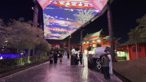 ديكور وجو مستوحاة من الثقافة الصينية،  بدأ 11 أكتوبر 2026، تجمع السياح والزوار في الرياض، بوليفارد الرياض وجهة ترفيهية ضخمة في شمال الرياض في المملكة العربية السعودية،  تجارب مختلفة تجمع بين التسوق، الترفيه، والمأكولات العالمية والمحلية