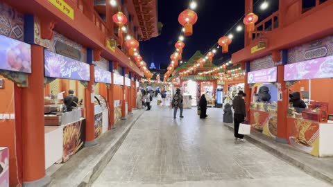 منطقة ذات طابع صيني، بوليفارد الرياض وجهة ترفيهية ضخمة في شمال الرياض في المملكة العربية السعودية،  تجارب مختلفة تجمع بين التسوق، الترفيه، والمأكولات العالمية والمحلية،بدأ 11 أكتوبر 2026، تجمع السياح والزوار في الرياض