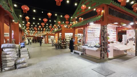 الفوانيس الصينية التقليدية المضاءه المعلقة في القسم الصيني في بوليفارد الرياض وجهة ترفيهية ضخمة في شمال الرياض في المملكة العربية السعودية، تجارب مختلفة تجمع بين التسوق، الترفيه، والمأكولات العالمية والمحلية، بدأ 11 أكتوبر 2026، تجمع السياح والزوار في الرياض