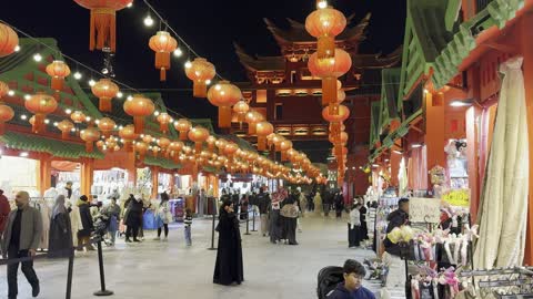 الفوانيس الصينية التقليدية المضاءه المعلقة في القسم الصيني في بوليفارد الرياض وجهة ترفيهية ضخمة في شمال الرياض في المملكة العربية السعودية، تجارب مختلفة تجمع بين التسوق، الترفيه، والمأكولات العالمية والمحلية، بدأ 11 أكتوبر 2026، تجمع السياح والزوار في الرياض