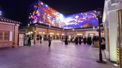 شاشات عرض كبيرة في بوليفارد الرياض وجهة ترفيهية ضخمة في شمال الرياض في المملكة العربية السعودية،  تجارب مختلفة تجمع بين التسوق، الترفيه، والمأكولات العالمية والمحلية، بدأ 11 أكتوبر 2025 حتى 2 مايو 2026