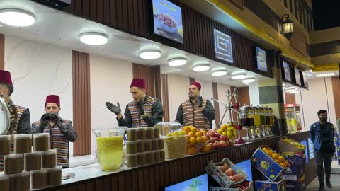 بائع عصير يرتدي زي بلاد الشام، وجهة سياحية وترفيهية عالمية، المدينة العالمية في المنطقة الشرقية مرحلتها الأولى في 29 ديسمبر 2025 في المملكة العربية السعودية، مسرح للفعاليات الكبرى، 16 دولة تعرض ثقافاتها ومنتجاتها ضمن الفعالية