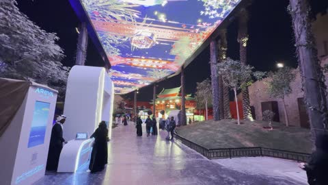 ديكور وجو مستوحاة من الثقافة الصينية،   بدأ 11 أكتوبر 2026، تجمع السياح والزوار في الرياض، بوليفارد الرياض وجهة ترفيهية ضخمة في شمال الرياض في المملكة العربية السعودية،  تجارب مختلفة تجمع بين التسوق، الترفيه، والمأكولات العالمية والمحلية