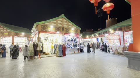 لقطة لمنطقة الصين في بوليفارد وورلد،  بدأ 11 أكتوبر 2026، تجمع السياح والزوار في الرياض، بوليفارد الرياض وجهة ترفيهية ضخمة في شمال الرياض في المملكة العربية السعودية،  تجارب مختلفة تجمع بين التسوق، الترفيه، والمأكولات العالمية والمحلية