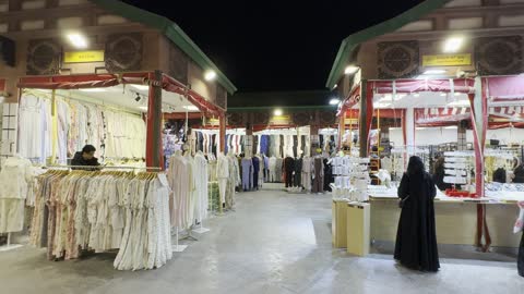 سوق لبيع الملابس والهدايا، بوليفارد الرياض وجهة ترفيهية ضخمة في شمال الرياض في المملكة العربية السعودية،  تجارب مختلفة تجمع بين التسوق، الترفيه، والمأكولات العالمية والمحلية،  بدأ 11 أكتوبر 2026، تجمع السياح والزوار في الرياض