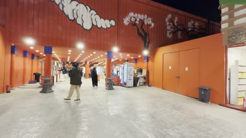 عربات طعام صغيرة متنقلة، بوليفارد الرياض وجهة ترفيهية ضخمة في شمال الرياض في المملكة العربية السعودية،  تجارب مختلفة تجمع بين التسوق، الترفيه، والمأكولات العالمية والمحلية،  بدأ 11 أكتوبر 2026، تجمع السياح والزوار في الرياض