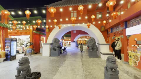 منطقة ذات طابع صيني، بوليفارد الرياض وجهة ترفيهية ضخمة في شمال الرياض في المملكة العربية السعودية،  تجارب مختلفة تجمع بين التسوق، الترفيه، والمأكولات العالمية والمحلية،  بدأ 11 أكتوبر 2026، تجمع السياح والزوار في الرياض