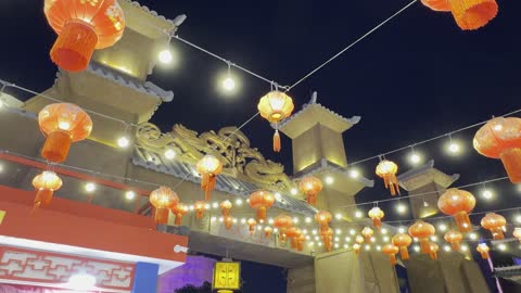 الفوانيس الصينية التقليدية المضاءه المعلقة في القسم الصيني في بوليفارد الرياض وجهة ترفيهية ضخمة في شمال الرياض في المملكة العربية السعودية، تجارب مختلفة تجمع بين التسوق، الترفيه، والمأكولات العالمية والمحلية، بدأ 11 أكتوبر 2026، تجمع السياح والزوار في الرياض