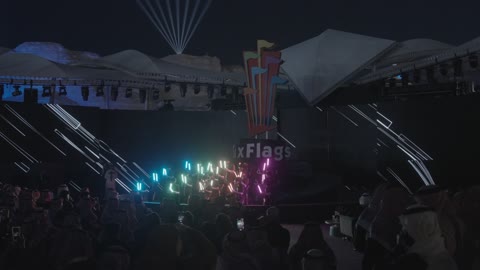 مشهد من فعالية افتتاح القدية، عرض أداء جماعي وإضاءة ملونة، جو ترفيهي ليلي، أجواء الاحتفالات في المملكة، الاحتفال بافتتاح مدينة السكس فلاجز فى القدية بمدينة الرياض 31 ديسمبر 2025