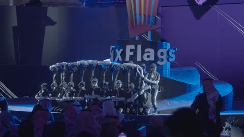 افتتاح مشروع القدية،عرض استعراضي مسرحي، حضور جماهيري يوثق الحدث بالهواتف المحمولة، فعالية ترفيهيه عائليه في مدينة الرياض في المملكه العربيه السعوديه، الاحتفال بافتتاح مدينة السكس فلاجز فى القدية بمدينة الرياض 31 ديسمبر 2025