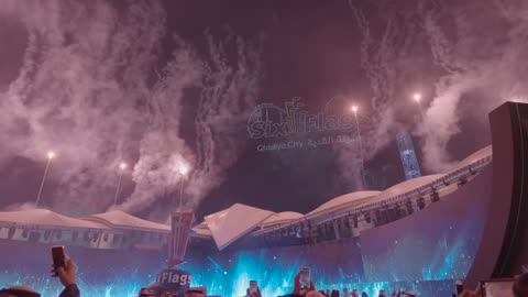 حضور جماهيري يوثق الحدث بالهواتف المحمولة، احتفالات افتتاح القدية، ، مشاهد الألعاب النارية في السماء، الاحتفال بافتتاح مدينة السكس فلاجز فى القدية بمدينة الرياض 31 ديسمبر 2025