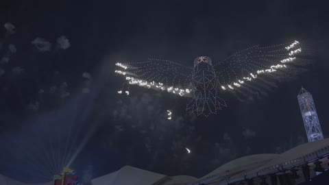 عرض للعب ناري يجسد الصقر، افتتاح مشروع القدية، تصوير الجماهير بالموبايل، حضور جماهيري في مناسبة وطنية فى المملكة العربيه السعودية، توثيق الحضور للفعاليات، الاحتفال بافتتاح مدينة السكس فلاجز فى القدية بمدينة الرياض 31 ديسمبر 2025