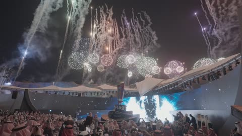 مشهد لعرض ناري، فعاليات القدية الترفيهية، حضور جماهيري في مناسبة وطنية فى المملكة العربيه السعودية، توثيق الحضور للفعاليات باستخدام الهاتف المحمول، الاحتفال بافتتاح مدينة السكس فلاجز فى القدية بمدينة الرياض 31 ديسمبر 2025