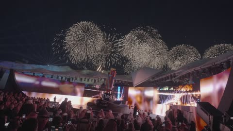 مشهد لعرض ناري، فعاليات القدية الترفيهية، حضور جماهيري في مناسبة وطنية فى المملكة العربيه السعودية، توثيق الحضور للفعاليات باستخدام الهاتف المحمول، الاحتفال بافتتاح مدينة السكس فلاجز فى القدية بمدينة الرياض 31 ديسمبر 2025